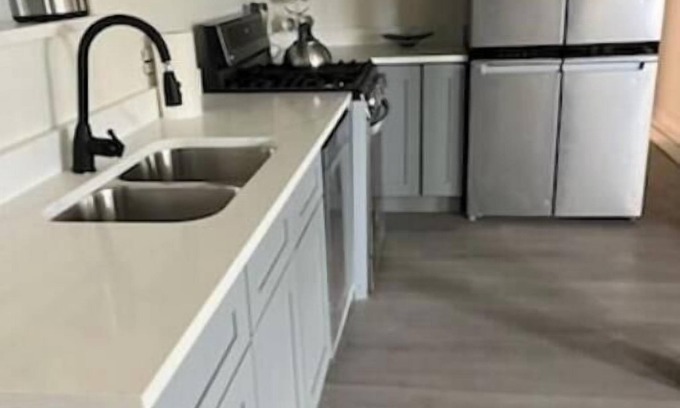 Bronzeville Apartment | Bronzeville Garden Unit with beautiful side yard