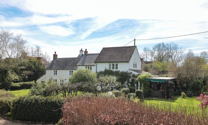 Sturminster Newton Cottage | BROOK COTTAGE, family friendly, with open fire in Sturminster Newton