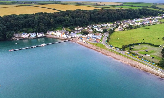 St Brides Cottage | Brook Cottage - 7 Bedroom Cottage - Dale