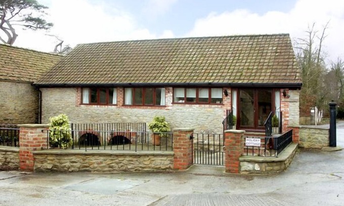 Gillingham Cottage | BROOK COTTAGE, pet friendly, with a garden in Milton On Stour