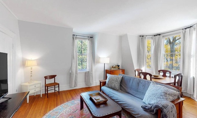 Emerson Gardens Apartment | Brookline Village, Public Transport, Longwood Med