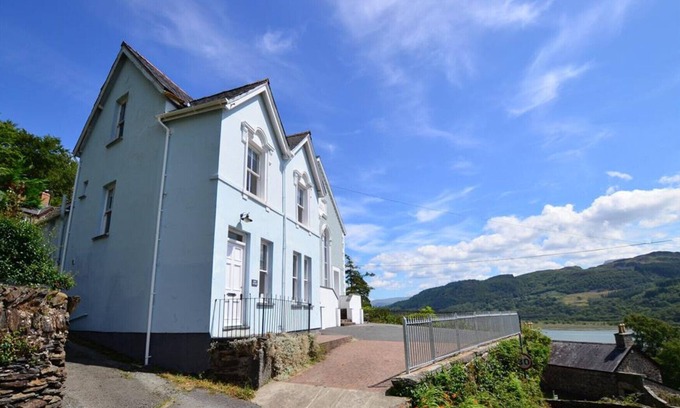 Bontddu House | Bryn Hyfryd - Four Bedroom House, Sleeps 7