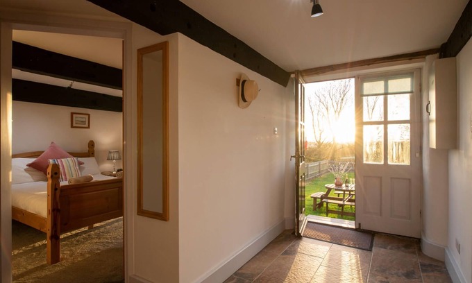 Caergeiliog Other | Bryn Lon: Pet-friendly rural retreat in Caergeiliog