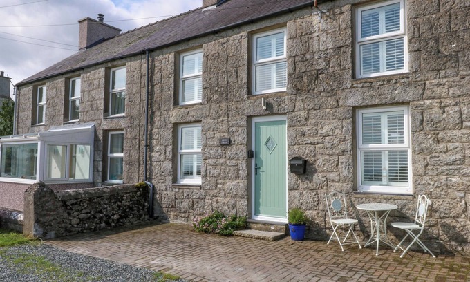 Moelfre Cottage | BRYN TIRION, pet friendly, country holiday cottage in Moelfre