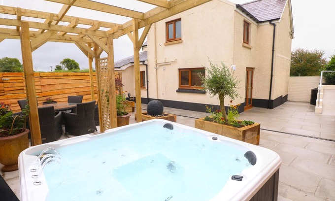 Llangynin Cottage | BRYNAWEL, pet friendly, with hot tub in Llanboidy