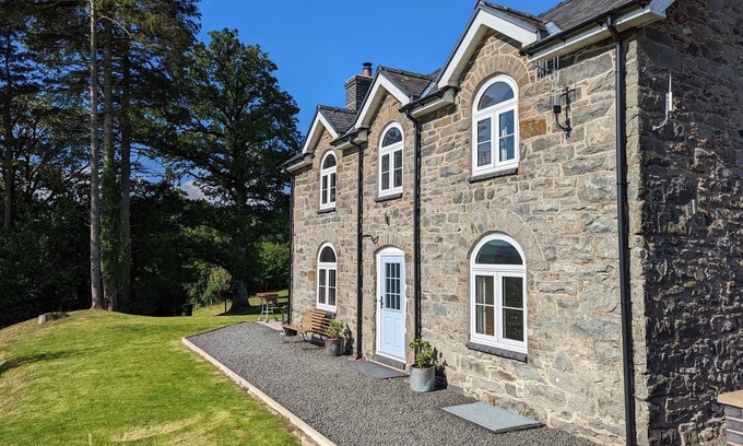 Llanfair Caereinion House | Brynderwen - Three Bedroom House, Sleeps 5