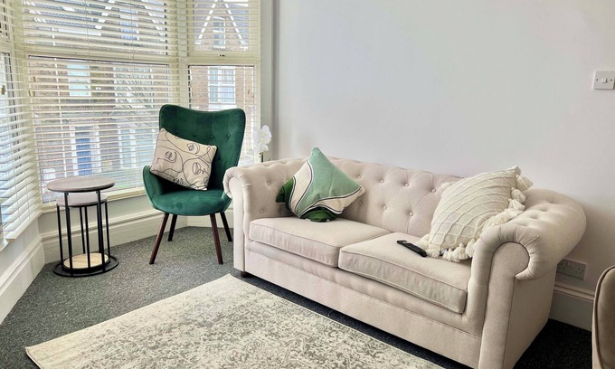 Uplands Apartment | Brynmill Flat Sleeps 3/5 | Close to Beach, Uni & Park | Free Wifi | Free Parking