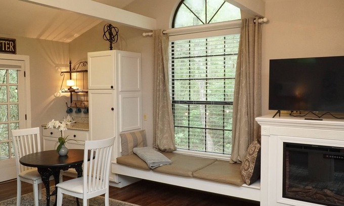 Nacogdoches Cabin | Bucks Head - A romantic forest getaway at Stag Leap Cabins!
