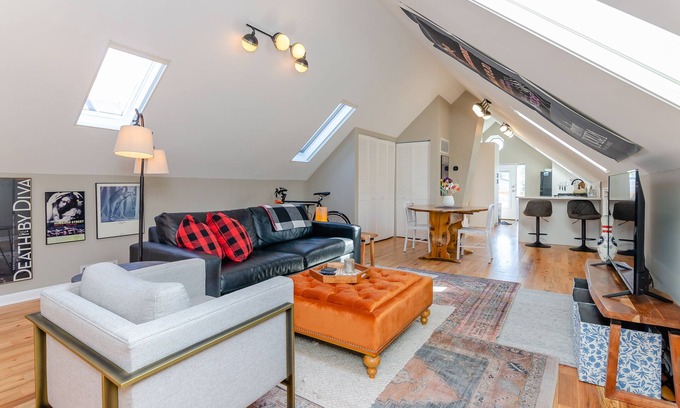 Wicker Park Apartment | Bucktown Loft - top floor, near Bloomingdale Trail