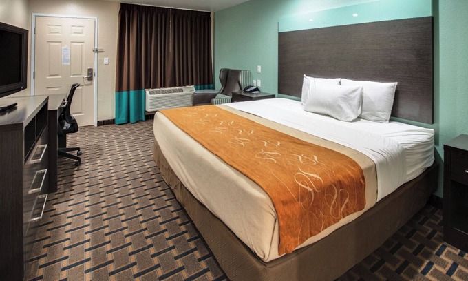 White Settlement Hotel | Budget Accommodation Ideal For Couple Traveler | Room w/Free Breakfast