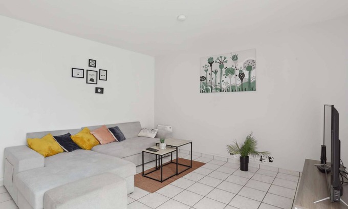Mantes-la-Jolie Apartment | Budget spacious apart with terrace