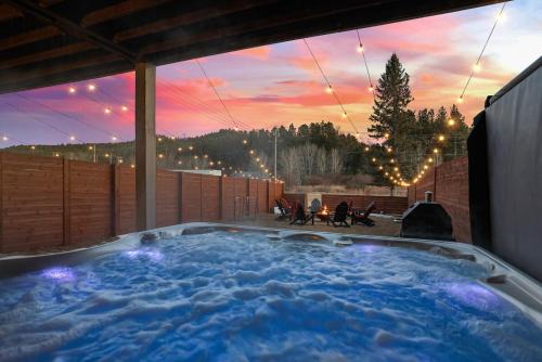 Custer Apartment | Buffalo Ridge - Hot Tub & Walk to Downtown