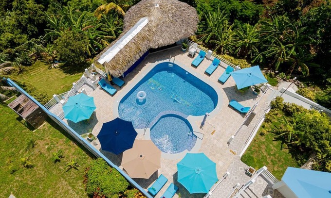 Whitehouse Villa | Buki Ocean View-τρία, 1 B/R, Sleeps 4+, with Chef