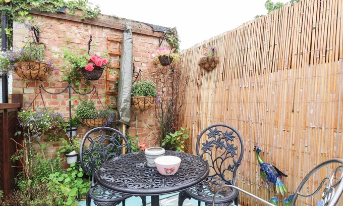 Ospringe Cottage | BUMBLE BEE COTTAGE, pet friendly, with a garden in Faversham