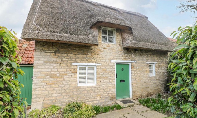 Barrowden House | Bumble Bee