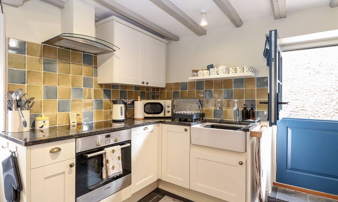 South Creake Cottage | BUMBLEBEE COTTAGE, family friendly, with open fire in Burnham Market