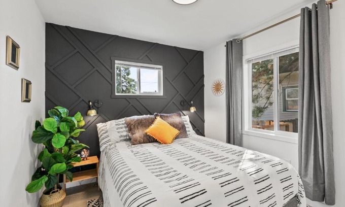 West Central House | Bungalow 29 Chic Mins To Dwntwn Pet Friendly