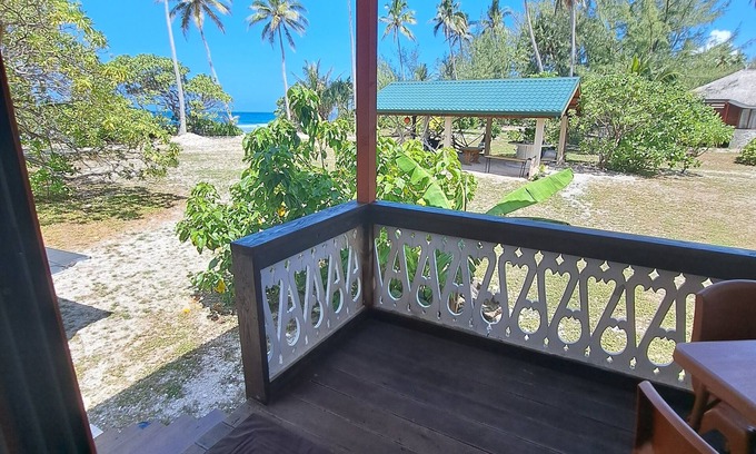 Temae House | Bungalow Alizé on stilts overlooking the lagoon and ocean