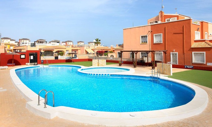 Los Montesinos House | Bungalow con Todos los Servicios con Piscina y Zona Infantil