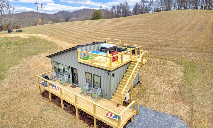 Bluff City House | Bungalow/Hot tub/ping pong/Putt putt/corn hole/Jenga/connect 4/Checkers