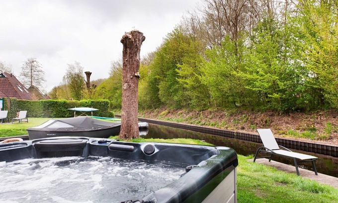 Eernewoude House | Bungalow in Friesland with Private Spa & Sloop