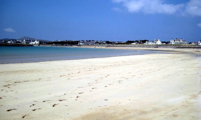 Caergeiliog House | Bungalow in Trearddur Bay, 4 min drive from beach & with open countryside views,