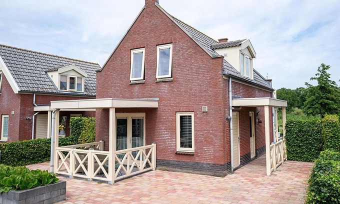 Municipality of Nissewaard House | Bungalow in Zuytland by Water and Nature