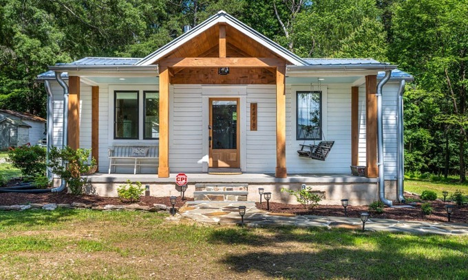 New Hill House | Bungalow Near Jordan Lake, NC