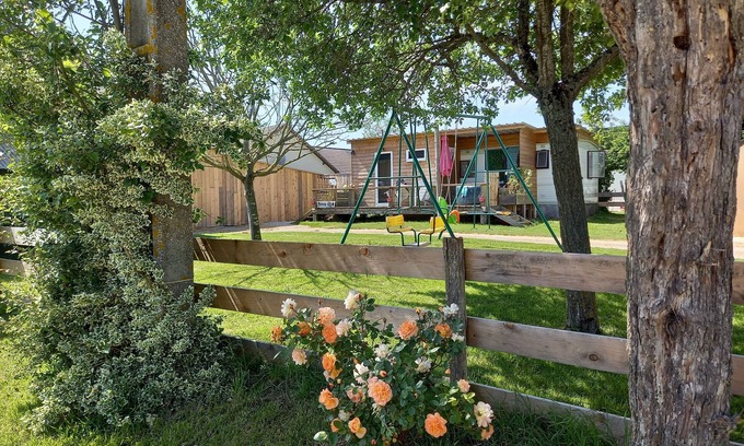Yevres House | Bungalow on a horse farm