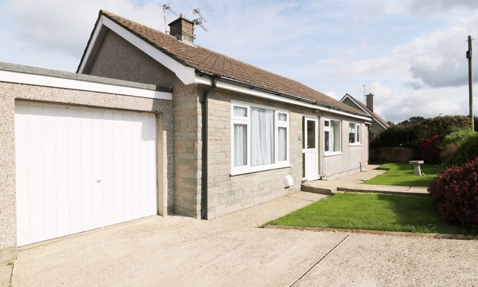Fishguard House | BUNGALOW, pet friendly, country holiday cottage in Fishguard