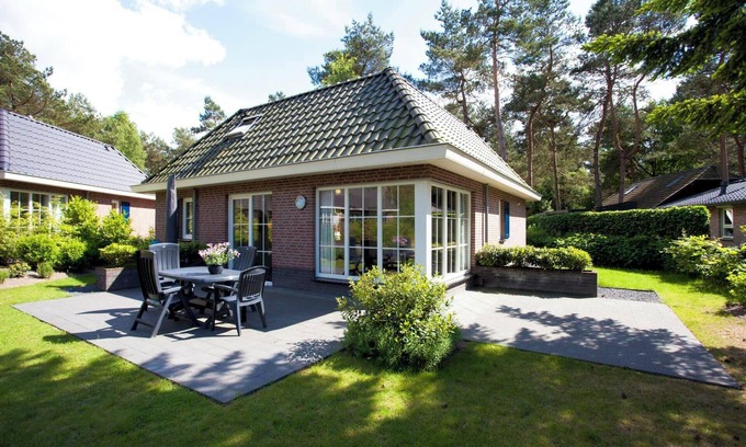 Beekbergen-Zuid House | Bungalow with 2 bedrooms and a Garden