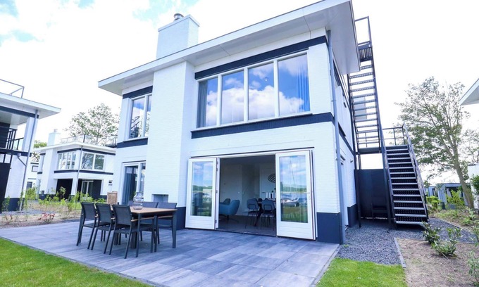 Nijkerk House | Bungalow with 4 bedrooms and a terrace