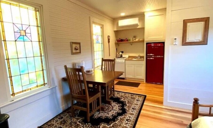 Jacksonville Cabin | Bunkhouse Seventy-Four - Cute, quaint and just minutes from Jacksonville, ILn