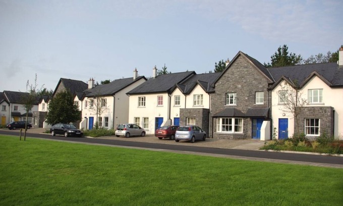 Bunratty Apartment | Bunratty West 4022 - a two story that sleeps 6 guests in 3 bedrooms