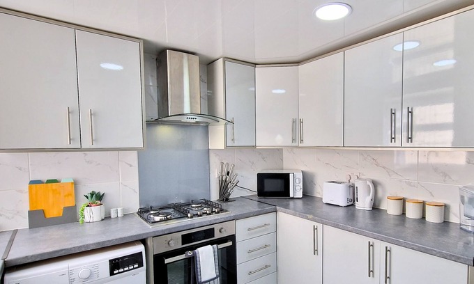 Burnley House | Burnley Terraced House on Cleaver Street by Bevolve - Free Parking 3