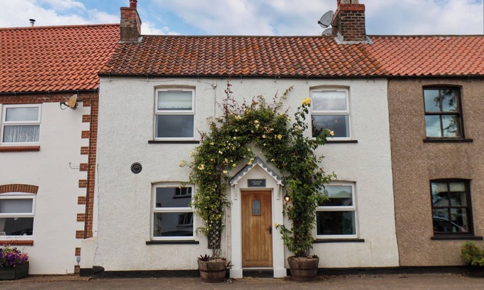 Burton Fleming Cottage | BURTON FLEMING, pet friendly, with hot tub in Hunmanby