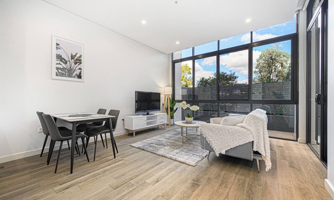 Burwood Apartment | Burwood stunny apt with Parking | Train&Shopping