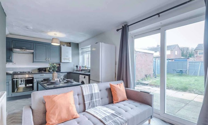Stalybridge House | Business Stays, Long Term, Relocation, Sleeps 9!