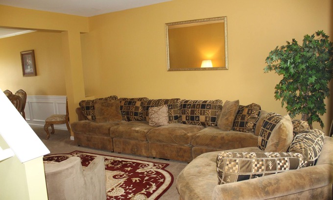 Fairburn House | BUSINESSES.DEALS FOR XTENDED STAYS. WELCOME.LARGE HOME Min FROM AIRPORT