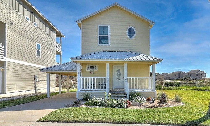 Bella Vista House | Buttercup 6bv 2 Bedroom Home by Redawning