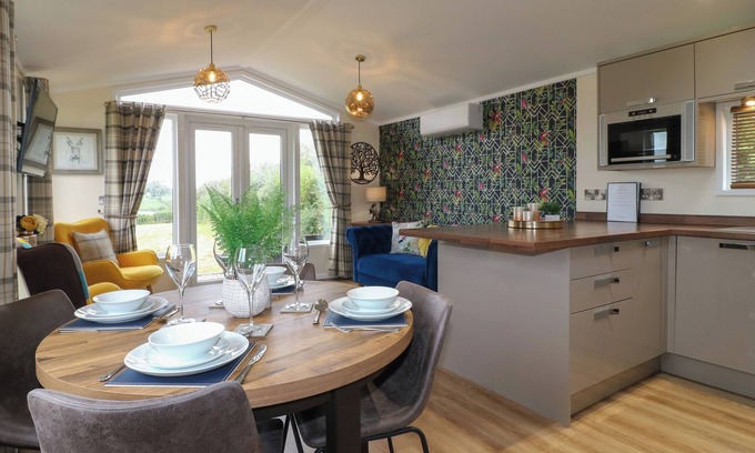 Swadlincote Cottage | BUTTERCUP, with hot tub in Donisthorpe