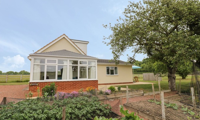Flyford Flavell Cottage | BUTTERCUPS AT MIDWAY, family friendly, with hot tub in Kington