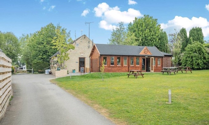 Longnor House | Buxton Lodge with hot tub