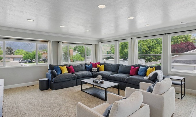 Northridge House | Buy 4 get 5th free-The Homebody Club- Sleeps 16, Xbox, Poker, 6 Bed