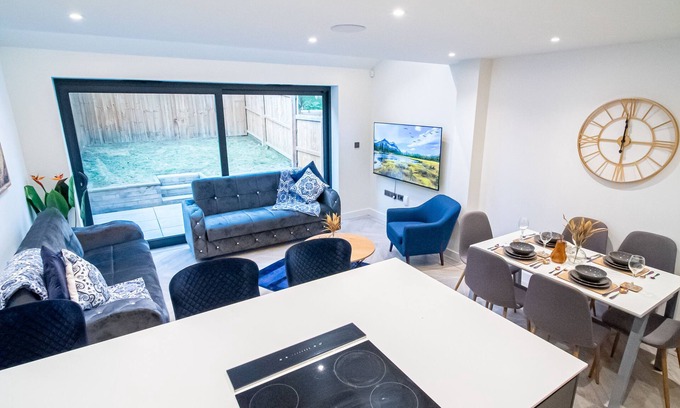 Leeds House | Bv Leeds 4 bedroom Townhouse With Private Parking