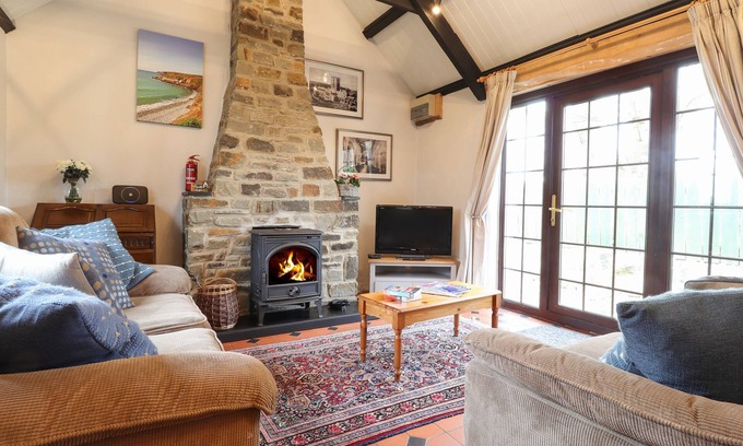 Trefin Cottage | BWTHYN ALARCH, family friendly, with hot tub in St Davids