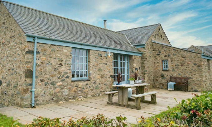 Llanfaethlu Cottage | Bwthyn Angor - a coastal that sleeps 4 guests in 2 bedrooms