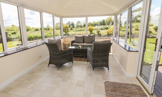 Llanddaniel Fab Cottage | BWTHYN CLYD, family friendly, with a garden in Llanddaniel Fab