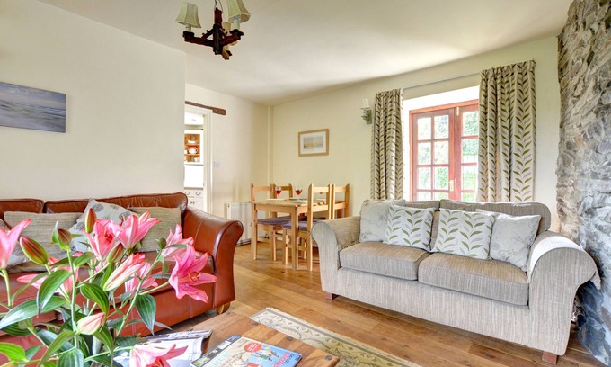 Llanerchymedd House | Bwthyn Gwyn - Two Bedroom House, Sleeps 4