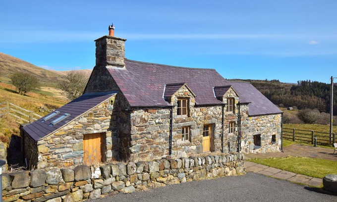 Barmouth House | Bwthyn Sylfaen - Three Bedroom House, Sleeps 6